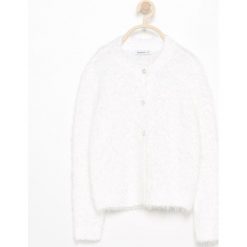 Sweter z ozdobnymi guzikami - Biały. Białe swetry dziewczęce marki Reserved. W wyprzedaży za 29,99 zł.