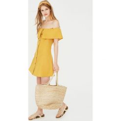 Sukienka z odkrytymi ramionami. Szare sukienki damskie z falbanami marki Pull&Bear, z odkrytymi ramionami. Za 99,90 zł.