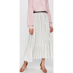 Guess Jeans - Spódnica. Białe spódniczki damskie Guess Jeans, s, z aplikacjami, z elastanu, maxi, rozkloszowane. W wyprzedaży za 399,90 zł.