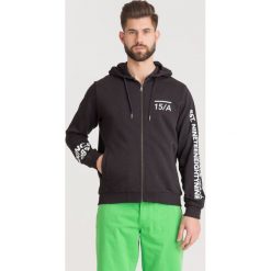 BLUZA Versace Jeans. Czarne bluzy męskie m, z nadrukiem, z bawełny, z kapturem. Za 430,00 zł.
