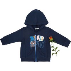 Bluza w kolorze granatowym. Niebieskie bluzy niemowlęce Benetton Kids, z nadrukiem, bez rękawów, bez kaptura. W wyprzedaży za 42,95 zł.
