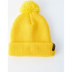Dzianinowa czapka z pomponem w jaskrawym kolorze. Żółte czapki męskie marki Pull&Bear, z dzianiny. Za 59,90 zł.