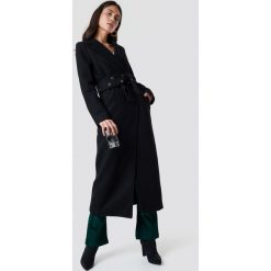 Dilara x NA-KD Trencz z paskiem - Black. Czarne płaszcze damskie Dilara x NA-KD, w paski, długie. Za 485,95 zł.