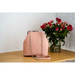 Retro torebka z biglem różowa. Różowe torebki klasyczne damskie Pakamera, bez wzorów, ze skóry, eleganckie, na ramię, bez dodatków. Za 550,00 zł.