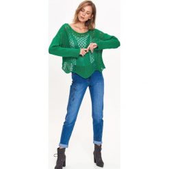 Sweter ażurowy w modnym kolorze. Zielone swetry damskie Top Secret, na zimę, bez wzorów, z dzianiny, z długim rękawem, długie, bez kaptura. W wyprzedaży za 59,99 zł.