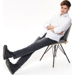 Koszula z nadrukiem slim fit. Białe koszule męskie Top Secret, na lato, m, z nadrukiem, z bawełny, eleganckie, bez kołnierzyka, bez rękawów. W wyprzedaży za 39,99 zł.