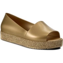 Półbuty MELISSA - Puzzle Ad 31882 Gold 06525. Żółte półbuty damskie Melissa, bez wzorów, z tworzywa sztucznego, bez obcasa, na płaskiej podeszwie, bez zapięcia. W wyprzedaży za 199,00 zł.