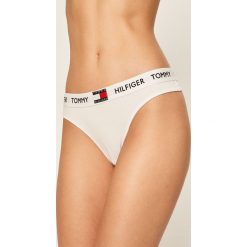 Tommy Hilfiger - Stringi. Czerwone majtki damskie TOMMY HILFIGER, s, z nadrukiem, z elastanu. Za 89,90 zł.