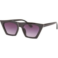 Okulary przeciwsłoneczne typu cat eye. Czarne okulary przeciwsłoneczne damskie Pull&Bear. Za 49,90 zł.