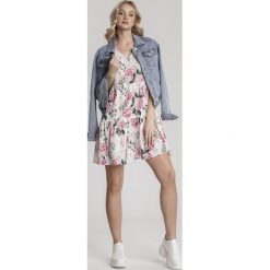 Biała Sukienka Marylla. Białe sukienki damskie Renee, xl, w kwiaty, eleganckie, bez kołnierzyka, z krótkim rękawem, krótkie, mini, sportowe. Za 79,99 zł.