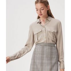 Wiskozowa koszula z kieszeniami - Beżowy. Brązowe koszule damskie Sinsay, xl, bez wzorów, z wiskozy, bez kołnierzyka, bez rękawów. Za 59,99 zł.