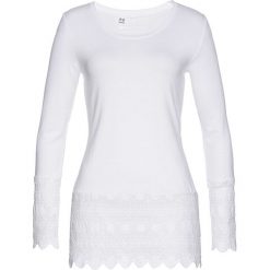 Długi shirt z koronką bonprix biały. Białe koszulki damskie bonprix, w koronkowe wzory, z koronki, z okrągłym kołnierzem, z długim rękawem. Za 74,99 zł.