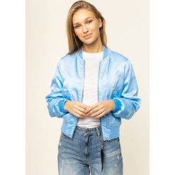 Kurtka bomber Guess W01L20 WCK60. Niebieskie kurtki damskie Guess, m, z aplikacjami, z poliesteru, bez kaptura. W wyprzedaży za 589,00 zł.