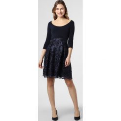 Swing - Sukienka damska, niebieski. Niebieskie sukienki damskie Swing, s, w koronkowe wzory, z koronki, bez kołnierzyka, bez rękawów. Za 699,95 zł.
