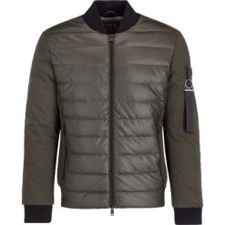 Kurtka bomber Guess M94L44 WABC0. Niebieskie kurtki męskie Guess, xl, z aplikacjami, z elastanu, bez kaptura. W wyprzedaży za 449,00 zł.