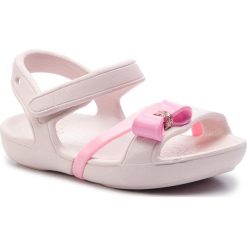 Sandały CROCS - Lina Charm Sandal K 205530-6PI Barely Pink. Różowe sandały dziewczęce Crocs, z tworzywa sztucznego, bez zapięcia. Za 129,00 zł.