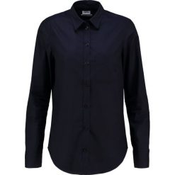 Filippa K CLASSIC Koszula Navy. Niebieskie tuniki damskie marki Filippa K, xl, bez wzorów, z elastanu, bez kołnierzyka, bez rękawów. Za 439,00 zł.
