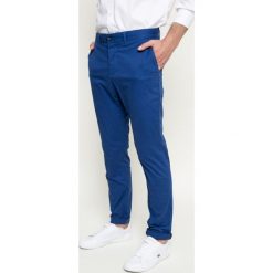 Lacoste - Spodnie. Szare rurki męskie Lacoste, z bawełny. W wyprzedaży za 299,90 zł.