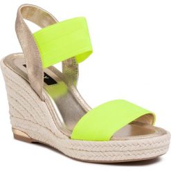 Espadryle DKNY - Cat K1008552 Leather Ne Gn. Zielone espadryle damskie DKNY, bez wzorów, ze skóry ekologicznej, bez obcasa, na obcasie. W wyprzedaży za 379,00 zł.