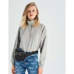 Krótka bluza z golfem - Jasny szar. Szare bluzy damskie marki Sinsay, s, z krótkim rękawem, krótkie. Za 39,99 zł.