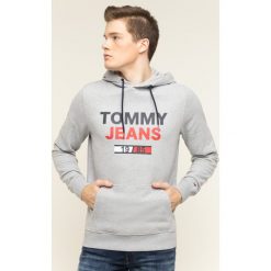 Bluza Tommy Jeans Essential Graphic DM0DM07414. Szare bluzy męskie Tommy Jeans, xxl, bez wzorów, z bawełny, bez kołnierzyka, bez rękawów, bez kaptura. W wyprzedaży za 259,00 zł.