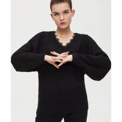 Sweter z ozdobną koronką - Czarny. Czarne swetry damskie Cropp, s, w koronkowe wzory, z koronki, bez rękawów, bez kaptura. W wyprzedaży za 49,99 zł.