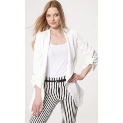 Biała Marynarka Oneself. Białe marynarki damskie marki Born2be, m, bez wzorów, z tkaniny. Za 109,99 zł.