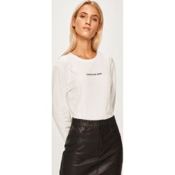 Calvin Klein Jeans - Longsleeve. Białe topy damskie Calvin Klein Jeans, s, z aplikacjami, z elastanu, z okrągłym kołnierzem. W wyprzedaży za 139,90 zł.