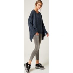 Sweter oversize z dłuższym tyłem granatowy. Niebieskie swetry damskie e-margeritka.pl, s, bez wzorów, z tkaniny, bez rękawów, długie, bez kaptura. Za 128,99 zł.