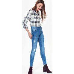 Spodnie jeansowe z napisami i aplikacją. Niebieskie spodnie damskie Top Secret, l, z jeansu. W wyprzedaży za 49,99 zł.
