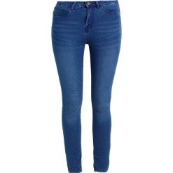 Wåven ASA Jeans Skinny Fit bright blue. Niebieskie jeansy damskie relaxed fit marki Wåven, z bawełny. W wyprzedaży za 215,20 zł.