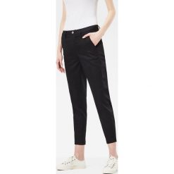 G-Star Raw - Spodnie Bronson. Zielone chinosy damskie marki G-Star RAW, z elastanu. W wyprzedaży za 319,90 zł.