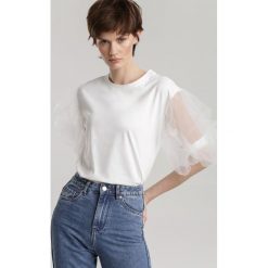 Biała Bluzka Hyros. Białe bluzki damskie Renee, s, bez wzorów, bez kołnierzyka, bez rękawów. W wyprzedaży za 54,99 zł.