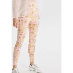 Legginsy camo - Różowy. Różowe legginsy damskie Cropp, s, bez wzorów. W wyprzedaży za 19,99 zł.