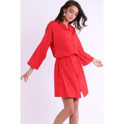 Sukienka w kolorze czerwonym. Czerwone sukienki damskie Jesienny butik, na co dzień, xs, bez wzorów, bez kołnierzyka, bez rękawów, mini, proste. W wyprzedaży za 137,95 zł.