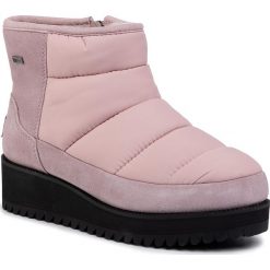 Śniegowce UGG - W Ridge Mini 1103840 Pcry. Różowe kozaki damskie Ugg, na zimę, z wełny, bez obcasa, bez zapięcia. Za 729,00 zł.