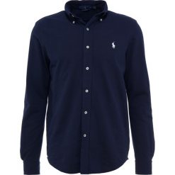 Polo Ralph Lauren LONG SLEEVE Koszula aviator navy. Niebieskie koszule męskie Polo Ralph Lauren, m, bez wzorów, z bawełny, polo, bez rękawów. Za 459,00 zł.
