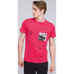 T-shirt męski TSM223 - koral. Różowe koszulki męskie marki 4f, m, bez wzorów, z bawełny, bez kołnierzyka, krótkie. W wyprzedaży za 39,99 zł.
