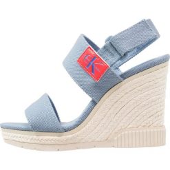 Calvin Klein Jeans LACEY Sandały na obcasie light blue. Niebieskie rzymianki damskie Calvin Klein Jeans, z jeansu, na obcasie. Za 419,00 zł.