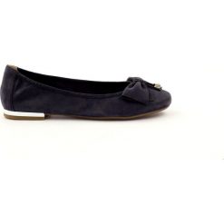 Granatowe Caprice balerinki buty damskie 22111. Baleriny damskie Caprice, bez wzorów, ze skóry, klasyczne, bez obcasa. W wyprzedaży za 229,00 zł.