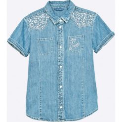 Guess Jeans - Koszula dziecięca 118-175 cm. Niebieskie bluzki dziewczęce Guess Jeans, z aplikacjami, z bawełny, z klasycznym kołnierzykiem, z krótkim rękawem, krótkie, bez kaptura. W wyprzedaży za 129,90 zł.