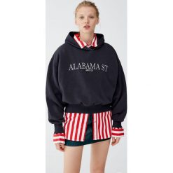 Bluza z kapturem i napisem. Szare bluzy damskie marki Pull&Bear, z napisami, bez rękawów, z kapturem. Za 99,90 zł.