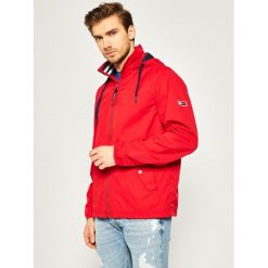 Kurtka przejściowa Tommy Jeans Essentiial DM0DM07579. Czerwone kurtki męskie Tommy Jeans, m, bez wzorów, z bawełny, bez kaptura. W wyprzedaży za 509,00 zł.