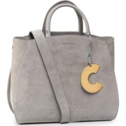 Torebka COCCINELLE - FLB Concrete Suede E1 FLB 18 01 01 Dolphin Y04. Szare torebki klasyczne damskie Coccinelle, bez wzorów, ze skóry, klasyczne, na ramię, bez dodatków. Za 1699,00 zł.