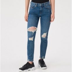 Jeansy slim ze średnim stanem ECO AWARE - Granatowy. Niebieskie jeansy damskie Sinsay, bez wzorów, z jeansu. W wyprzedaży za 59,99 zł.