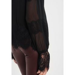 Tigha KIMIKO Bluzka black. Czarne bluzki damskie marki Tigha, xs, z materiału. Za 419,00 zł.
