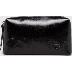 Calvin Klein - Nerka. Czarne nerki damskie Calvin Klein, w paski, z materiału, casualowe, duże, bez dodatków. W wyprzedaży za 319,90 zł.