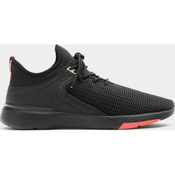 Czarne buty sportowe z elastycznego materiału. Czarne buty sportowe męskie Pull&Bear, bez zapięcia. Za 139,00 zł.