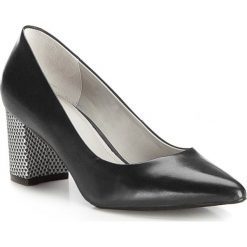Buty damskie. Niebieskie czółenka damskie Wittchen, w geometryczne wzory, ze skóry, na średnim obcasie. W wyprzedaży za 349,90 zł.