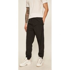 Tommy Jeans - Spodnie. Czarne spodnie męskie Tommy Jeans, na co dzień, s, bez wzorów, z jeansu. W wyprzedaży za 179,90 zł.
